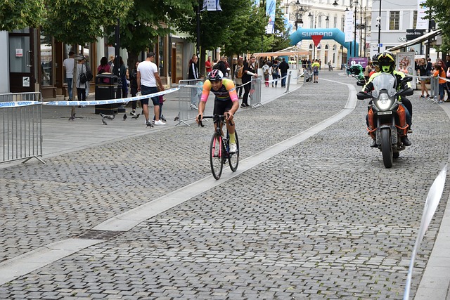 仍然是一项 仍然是一项